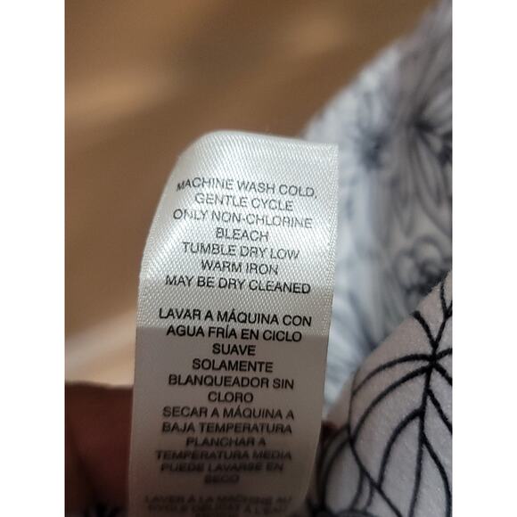 Chicos Weekends Tunic Top Womens Size 1 White Black Floral Print Stretch - Picture 11 of 12